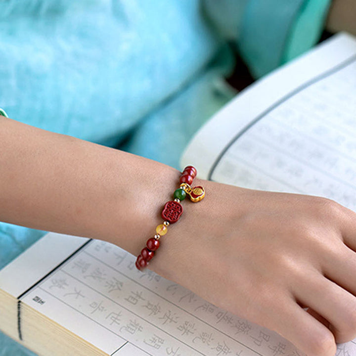 Armband Zinnober – Glück & Ruhe am Handgelenk getragen, rote Perlen mit Glöckchen