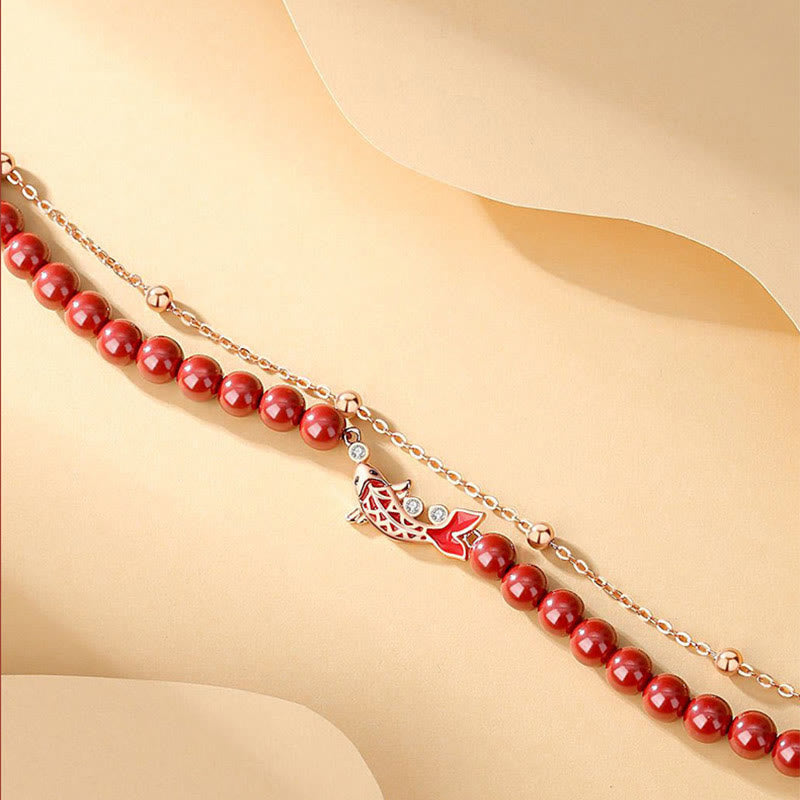 Rotes Perlen Armband mit silbernem Koi Fisch Anhänger elegant präsentiert