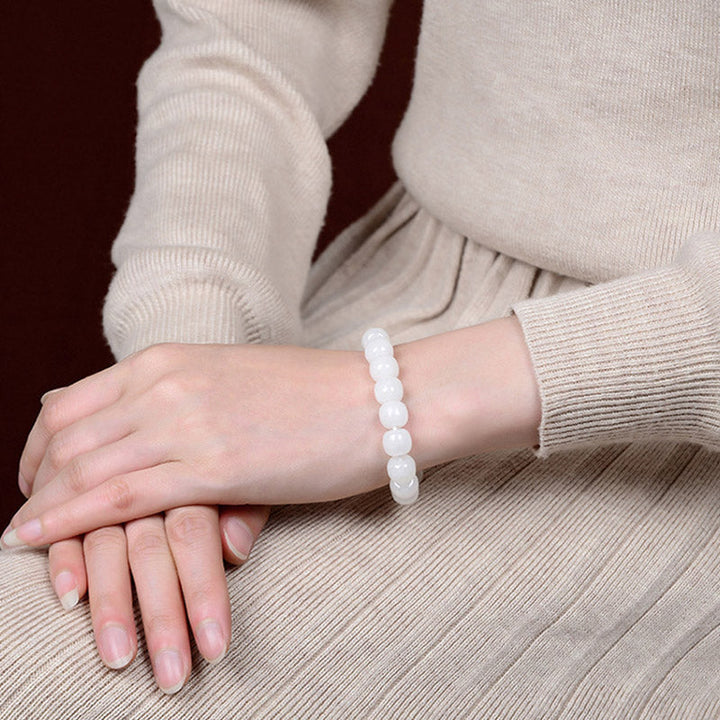 Armband Weiße Jade am Handgelenk getragen Glück Segen elastisch