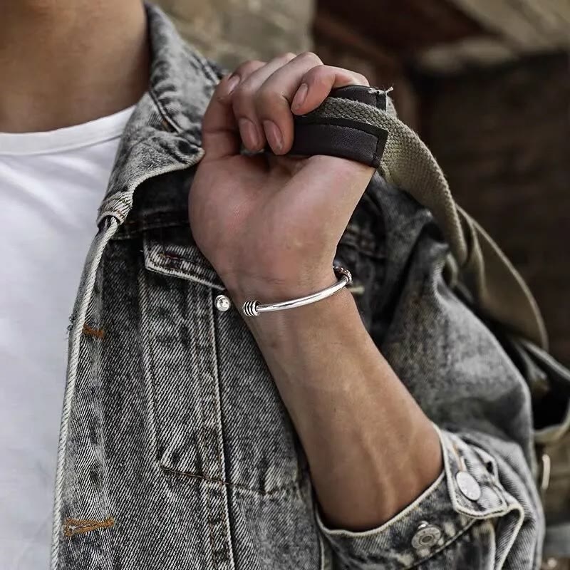 Silbernes Armband Om Mani Padme Hum – Frieden am Handgelenk getragen elegant.