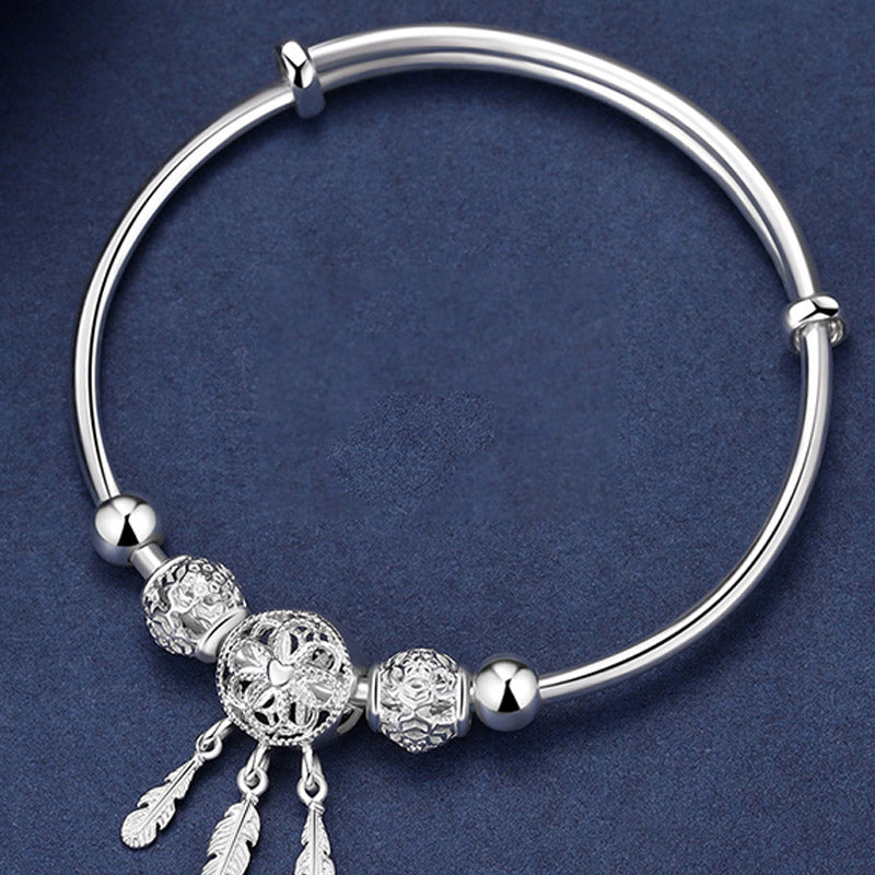 Silbernes Armband mit Perlen und Feder Anhängern Schmuck.