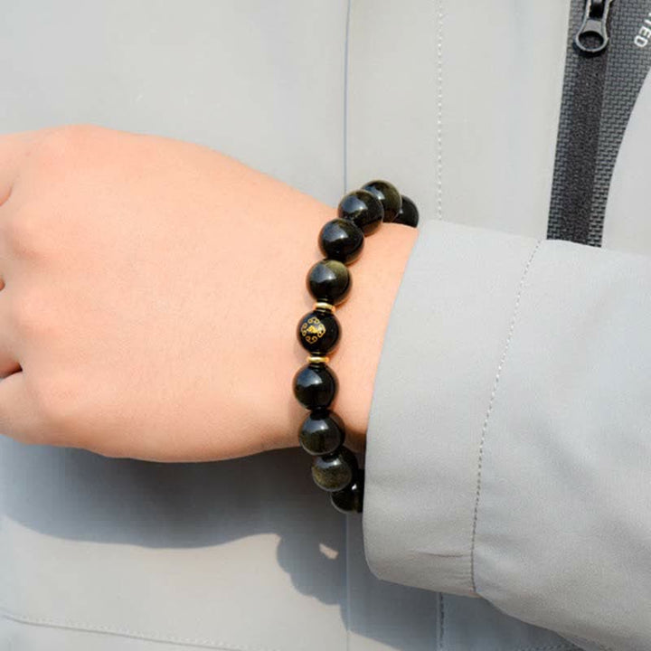 Obsidian Armband mit chinesischen Tierkreiszeichen am Handgelenk getragen