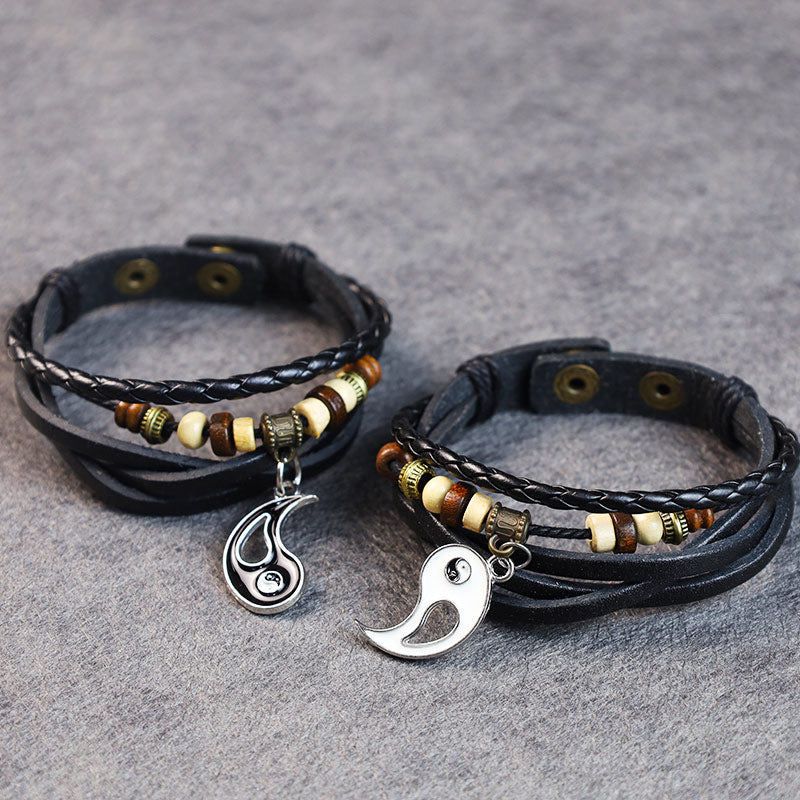 Schwarzes Leder Armband Yin Yang Paar mit Holzperlen Flachaufnahme
