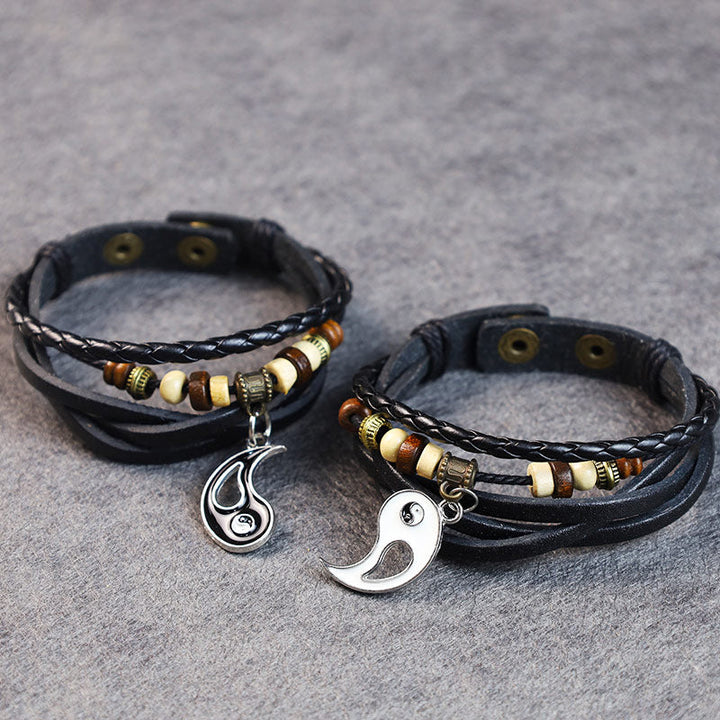 Schwarzes Leder Armband Yin Yang Paar mit Holzperlen Flachaufnahme