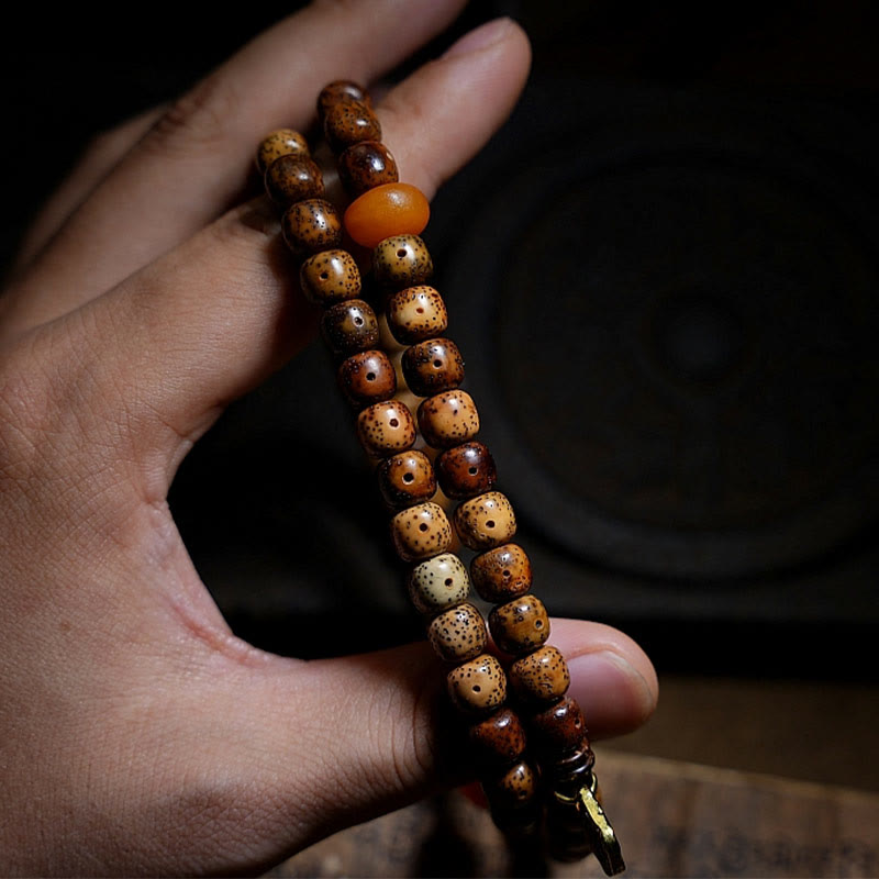 Bodhi Armband mit braunen Perlen am Handgelenk getragen Naturstein