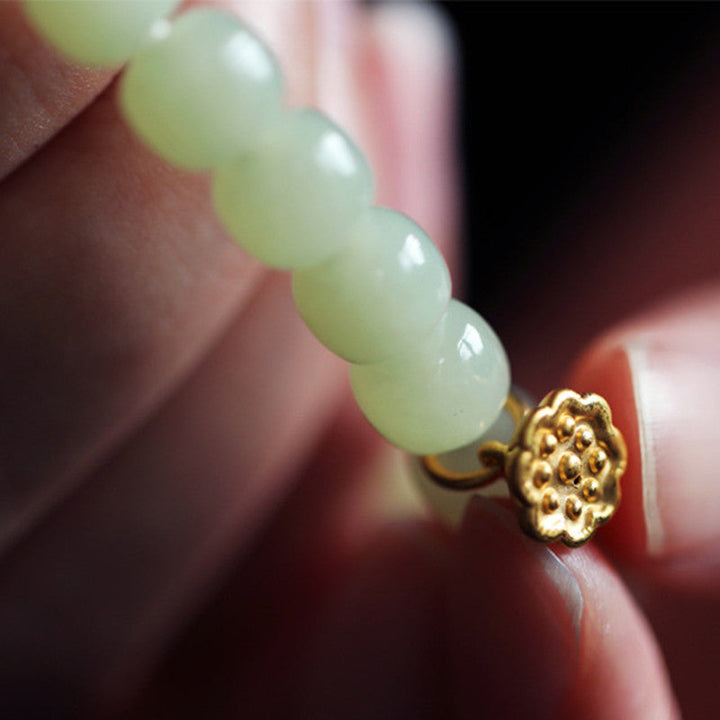 Jade Lotus Armband grüne Perlen goldene Blütenperle Handgelenk getragen