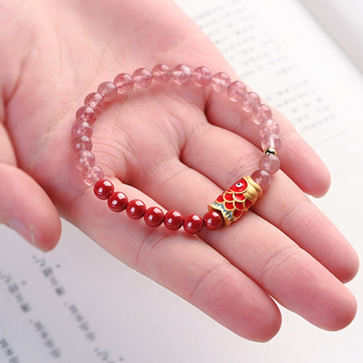 Armband Erdbeerquarz Zinnober Koi Fisch am Handgelenk getragen elastisch