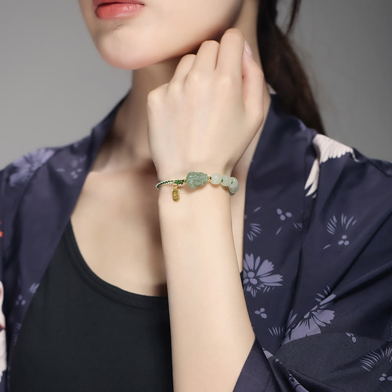 Jade Armband mit Fu-Zeichen am Handgelenk, grüne Natursteine Glück Harmonie