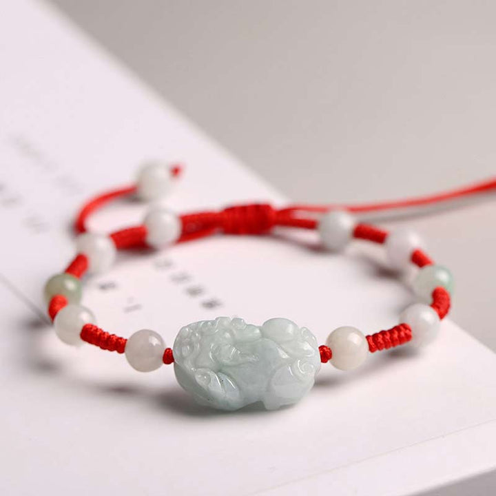 Jade Pixiu Armband mit roten Fäden und weißen Perlen elastisch