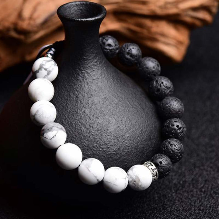Armband Lavastein Yin Yang – Schutz mit weißen und schwarzen Steinen Nahaufnahme