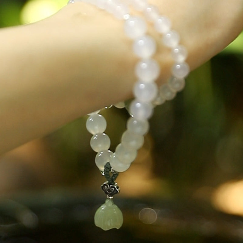 Jade Achat Armband mit Lotus-Anhänger am Handgelenk getragen Naturstein