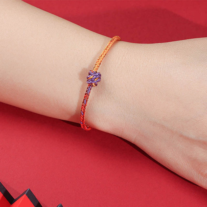 Buntes Armband Lila Gold Rot am Handgelenk getragen elastisch