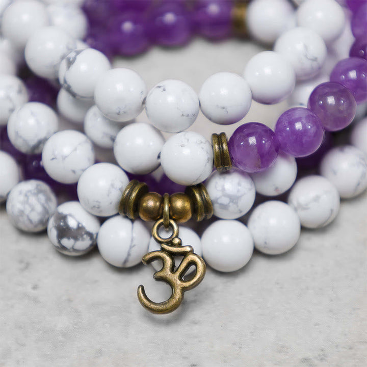Weiße Mala Perlen Amethyst Armband OM Anhänger Naturstein elastisch