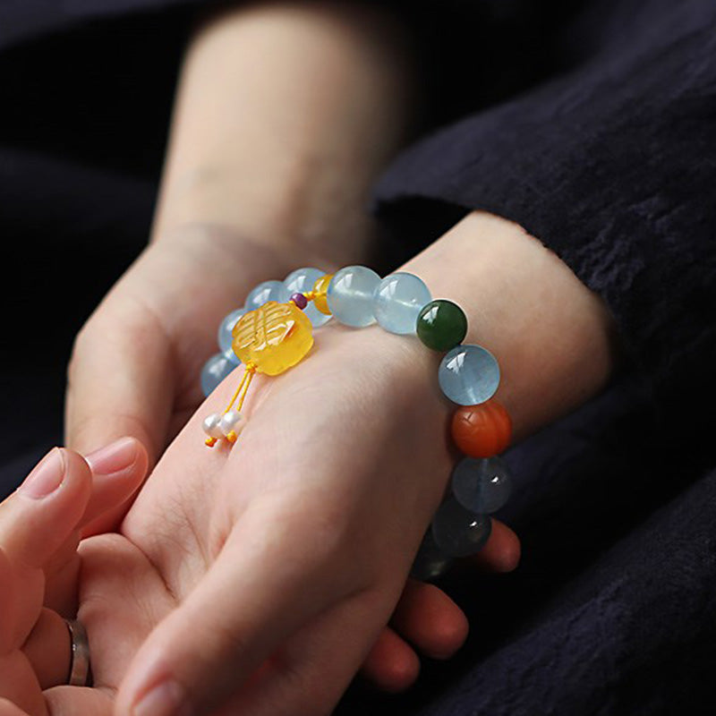 Armband Aquamarin – Frieden mit gelbem Anhänger am Handgelenk getragen
