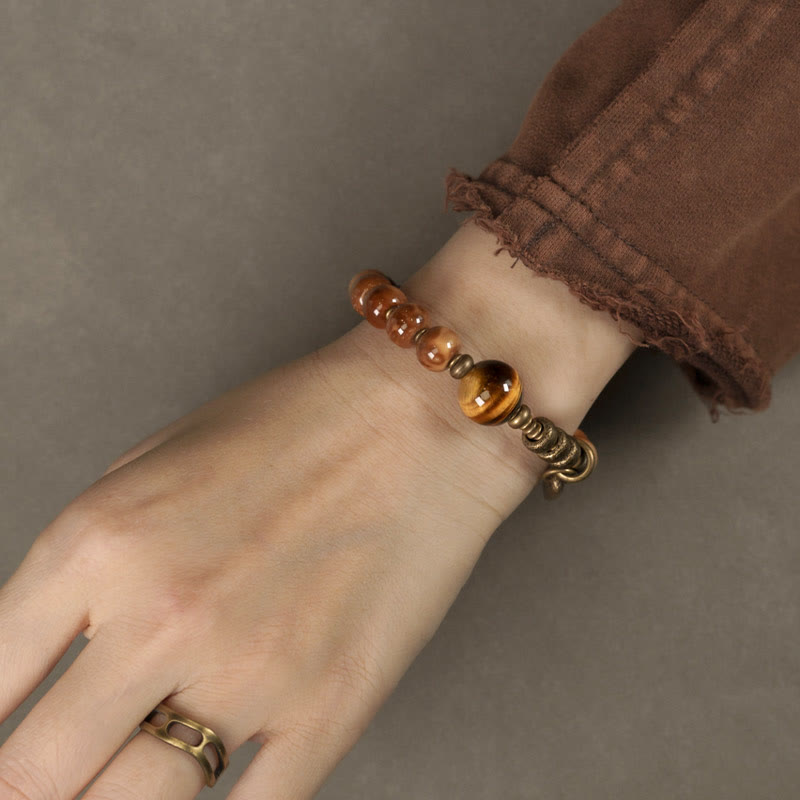 Armband Tigerauge Obsidian mit braunen Perlen Naturstein elastisch getragen