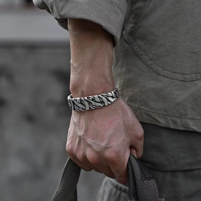 Silbernes Armband – Heilung & Energie am Handgelenk getragen elegant
