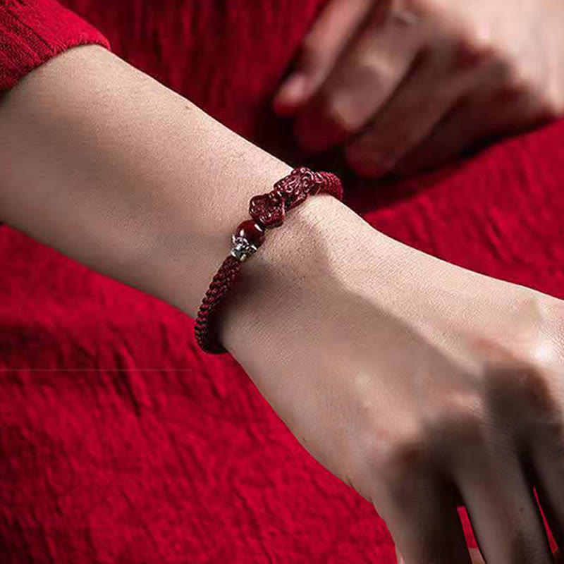 Armband Zinnober Pixiu am Handgelenk getragen rotes elastisches Glücksarmband