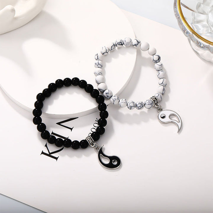 Zwei Yin Yang Armbänder mit schwarzem Onyx und weißem Türkis Flachansicht