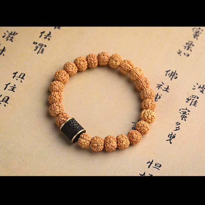 Bodhi Armband mit schwarzem Obsidian Spacer auf Papier mit Schriftzeichen