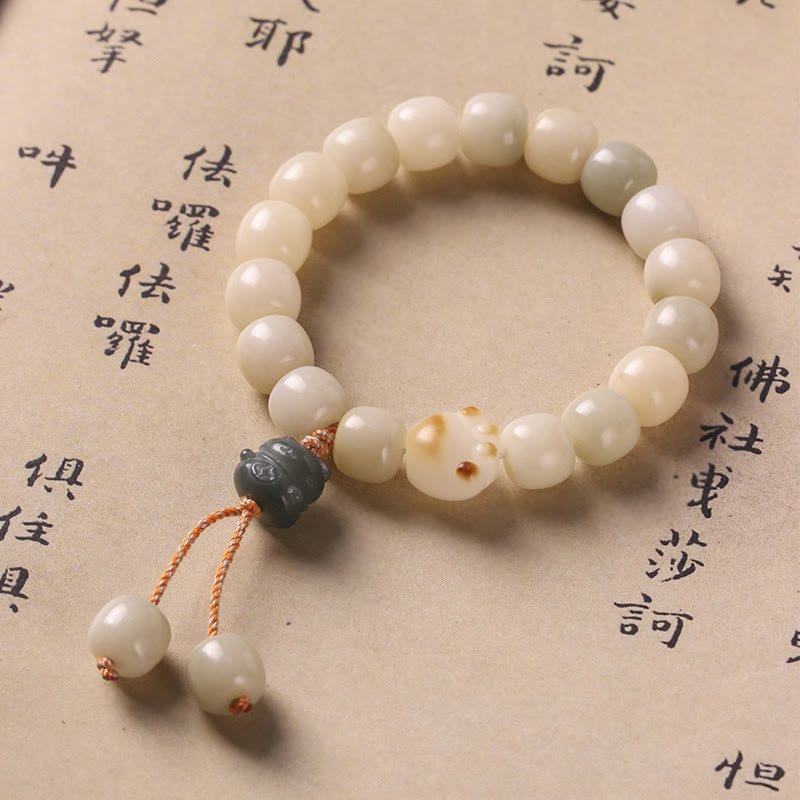 Bodhi Armband mit weißen Perlen und schwarzem Verschluss elegant