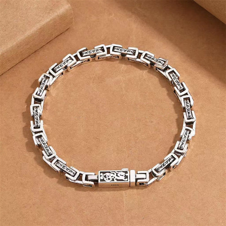 Silbernes Om Mani Padme Hum Armband auf beiger Oberfläche Flat Lay
