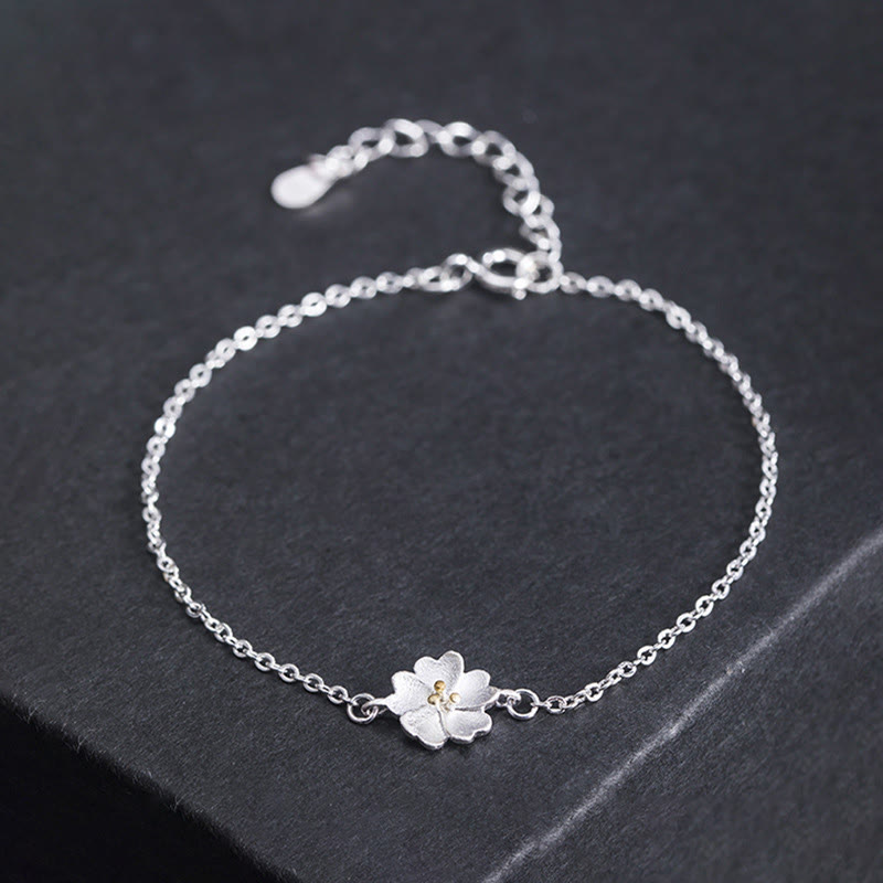 Armband 925 Silber – Segen mit Blütenanhänger auf dunklem Hintergrund