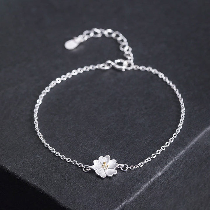 Armband 925 Silber – Segen mit Blütenanhänger auf dunklem Hintergrund