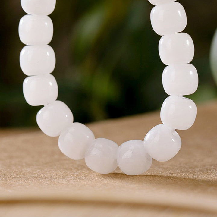 Armband Weiße Jade – Glück & Segen mit runden polierten Perlen elastisch.