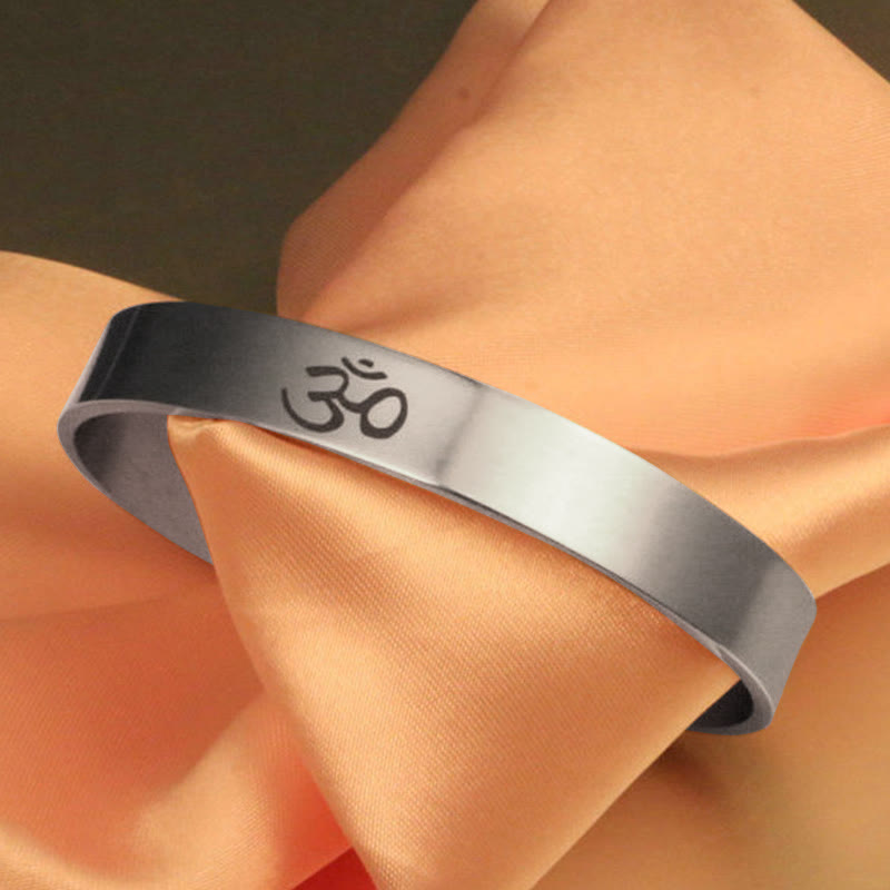Armband Tibet OM Symbol Mindfulness Cuff silbern am Handgelenk getragen
