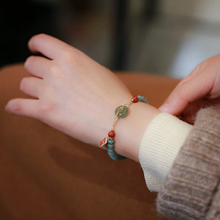 Armband Roter Achat Jade am Handgelenk getragen Glück Frieden
