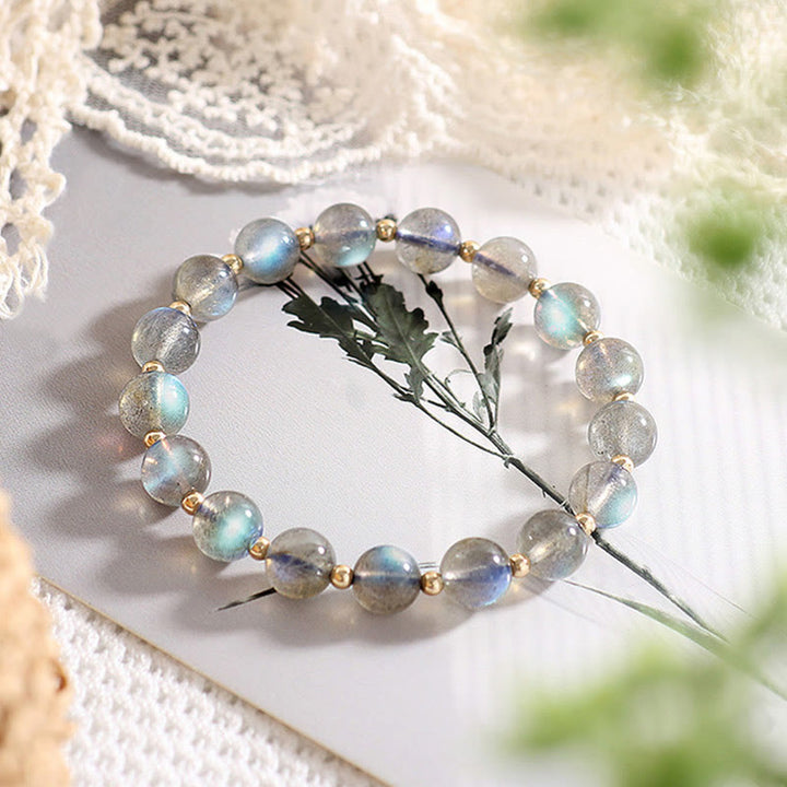 Mondstein Armband mit goldfarbenen Perlen elegant getragen