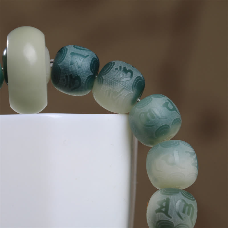 Bodhi Om Mani Padme Hum Armband mit grünen Stein Perlen elastisch.