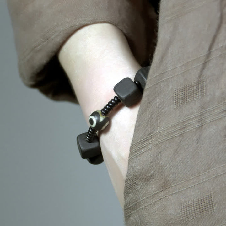 Armband Ebenholz – Stärke am Handgelenk schwarzer Naturstein elegant getragen