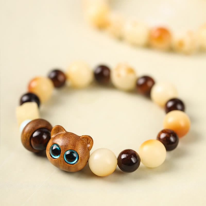 Armband Sandelholz Bodhi Katze mit braunen und cremefarbenen Perlen elastisch.