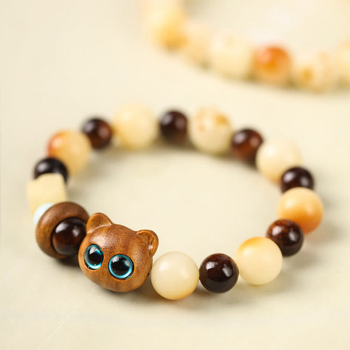 Armband Sandelholz Bodhi Katze mit braunen und cremefarbenen Perlen elastisch.