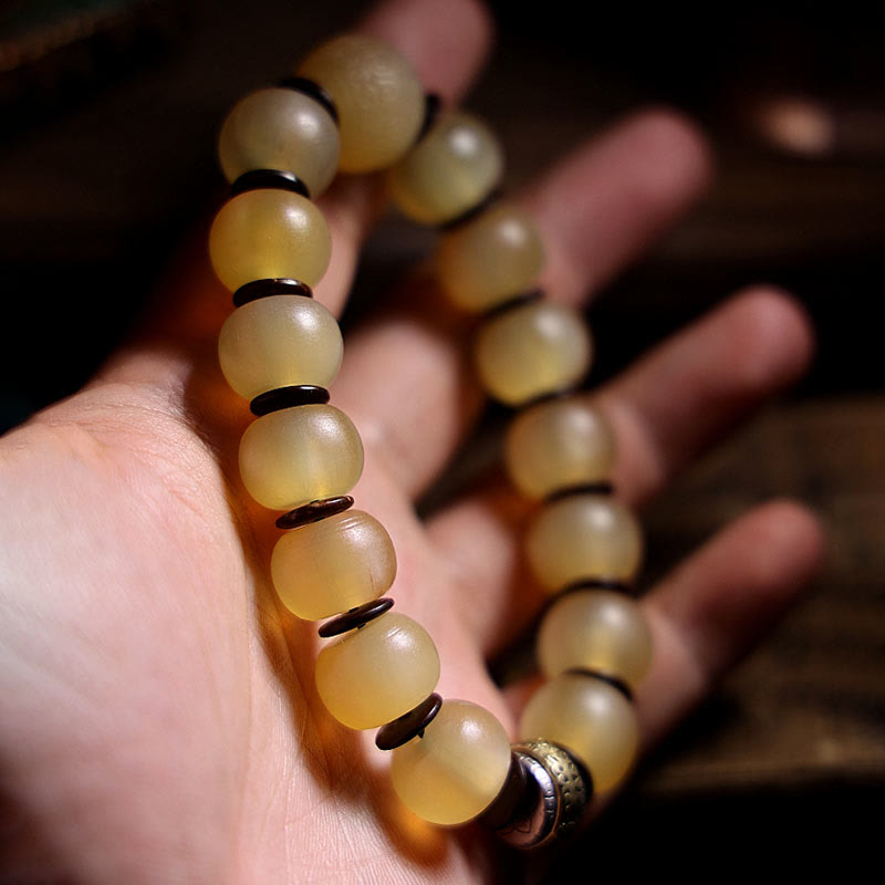 Gelbes Edelstein Armband Om Mani Padme Hum Segen Handgelenk getragen