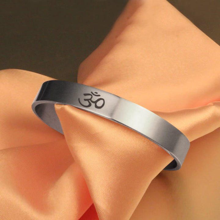 Silbernes Armband Tibet OM Symbol Mindfulness Cuff am Handgelenk.