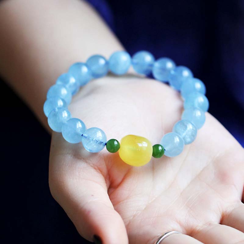 Armband Aquamarin – Heilung & Energie mit gelben und grünen Steinen getragen