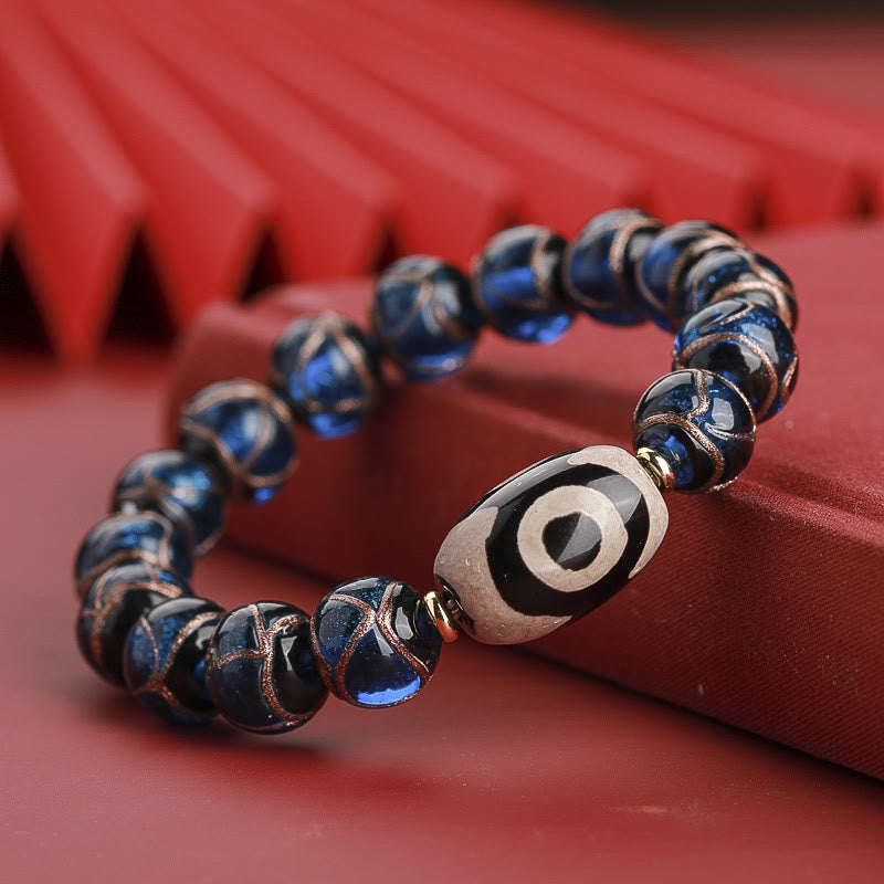 Armband – Wohlstand Balance mit blauen Steinen und silbernem Anhänger elegant.