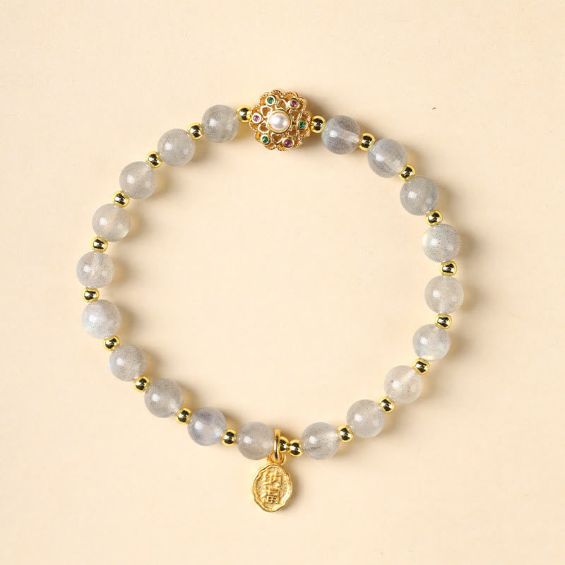 Armband mit Labradorit Perlen goldenen Akzenten elegantes Design.
