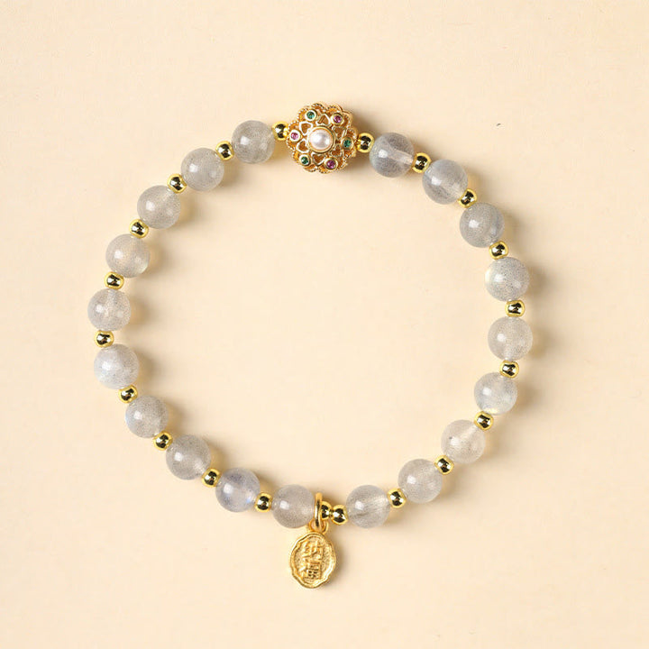 Armband mit Labradorit Perlen goldenen Akzenten elegantes Design.
