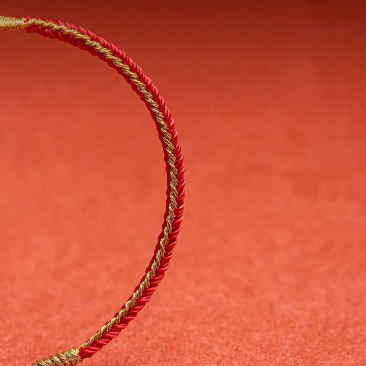 Rotes Armband Chinesisches Tierkreis – Schutz mit goldenen Fäden elegant geschwungen.