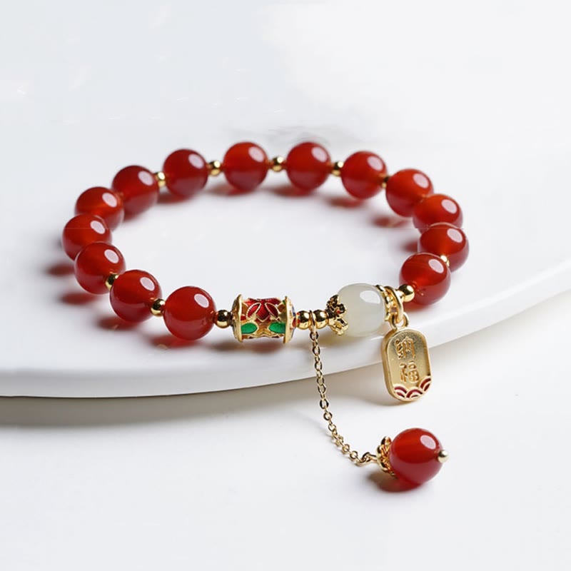 Armband Roter Achat mit Jade Fu-Zeichen Charm elegant gestylt.
