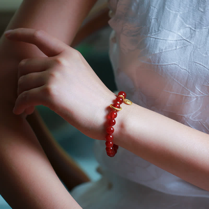 Armband Roter Achat – Segen am Handgelenk mit Goldperlen getragen