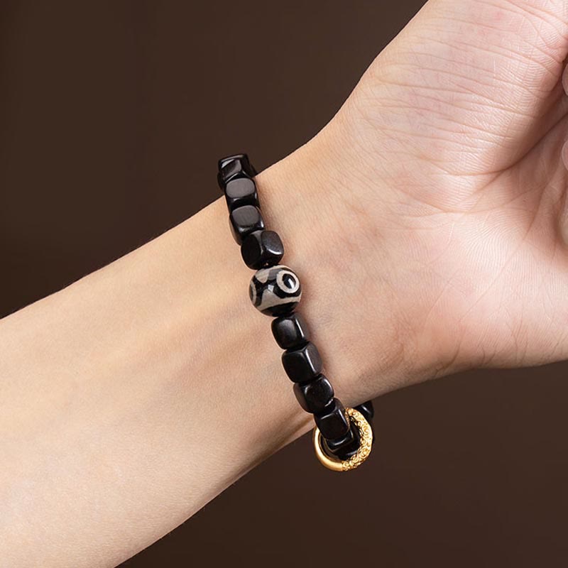 Armband Ebenholz – Balance & Ruhe schwarze Perlen Golddetail Handgelenk