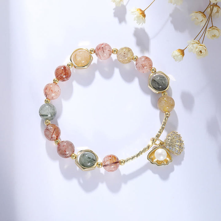 Buntes Armband mit Rutilquarz, Shell und Schutzsteinen elegant präsentiert.
