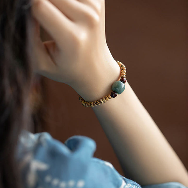 Armband Sandelholz Bodhi mit Jade und Granat Perlen elegant.