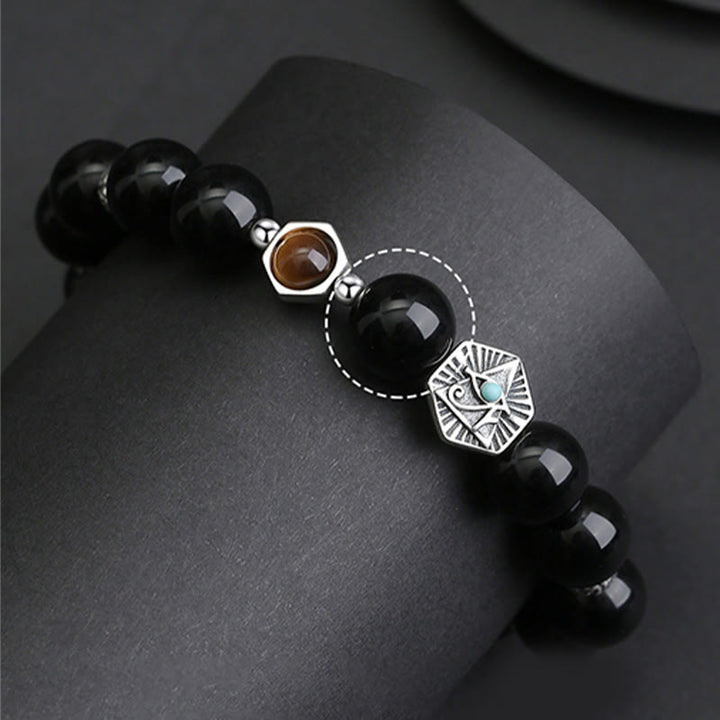 Schwarzes Obsidian Armband 925 Silber mit Katzen-Charm am Handgelenk.