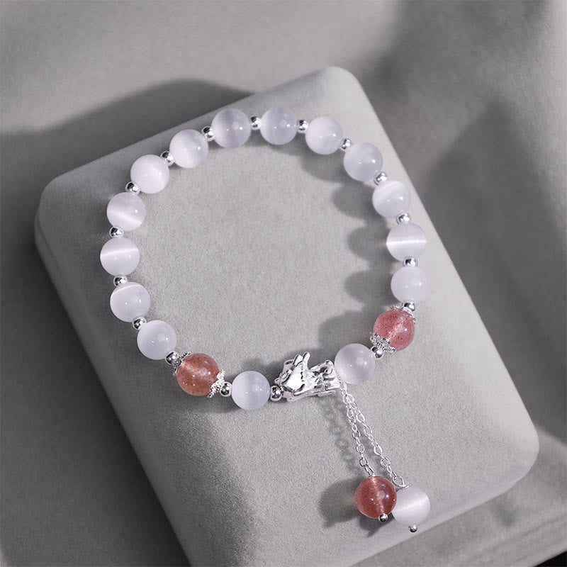 Armband Erdbeerquarz Mondstein Pixiu elegantes Perlendesign Naturstein Display