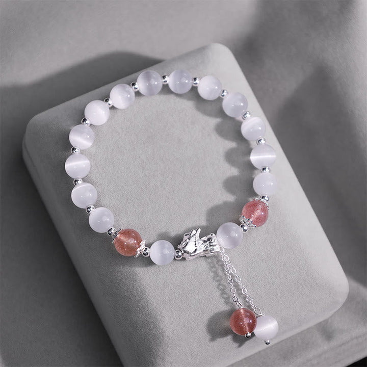 Armband Erdbeerquarz Mondstein Pixiu elegantes Perlendesign Naturstein Display